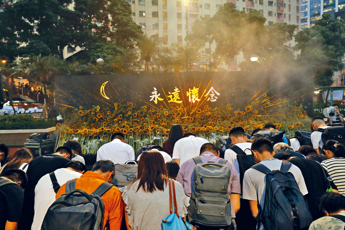 梁凌杰的公众告别礼，逾二千人到场献上太阳花悼念。