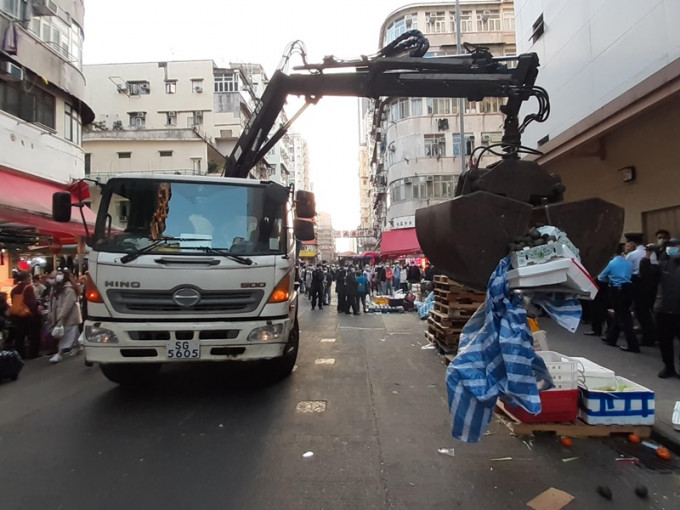 兩個部門用夾車清理了馬路上超過1.3公噸貨品及雜物。政府新聞處圖片