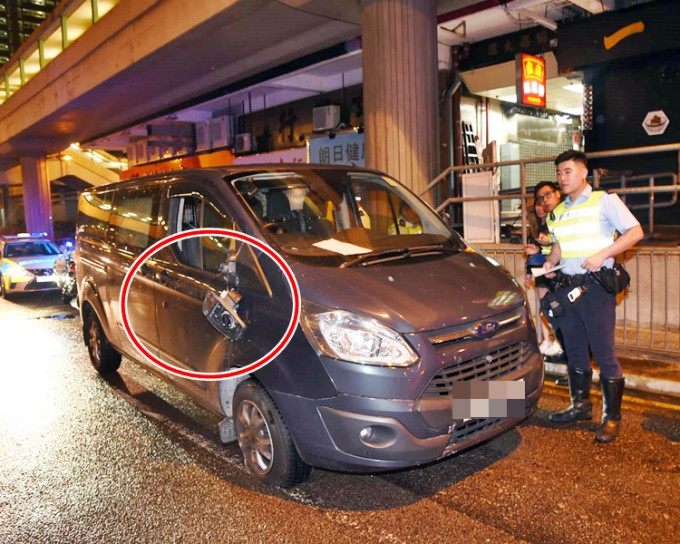 客貨車司機位倒後鏡損毀（紅圈示）。