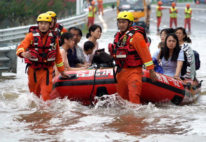 河南鄭州日前的特大暴雨，造成51人遇難。新華社圖片
