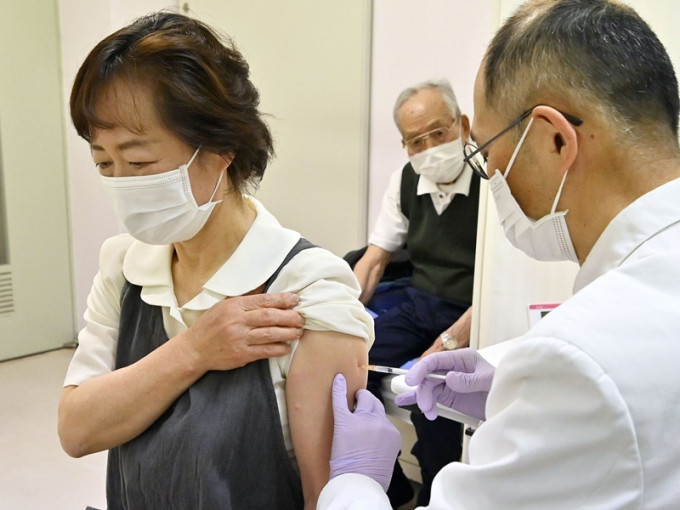日本今日起為65歲以上的民眾接種輝瑞疫苗。AP