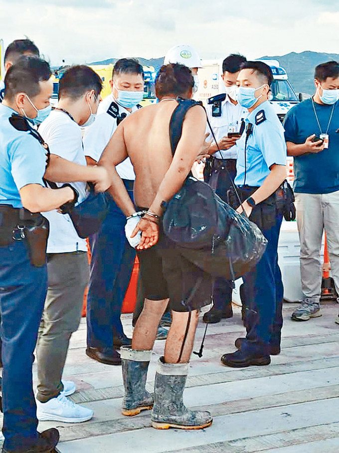 警員拘捕其中一名涉案男子。