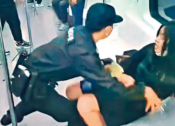 西安地铁保安员暴力拖拉女乘客。