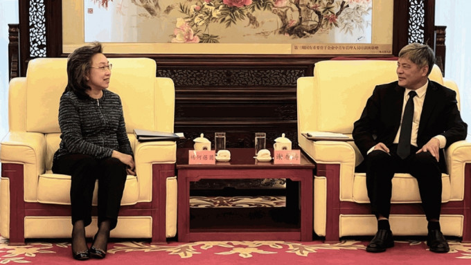 楊何蓓茵（左）拜會國家行政學院常務副院長謝春濤（右）。政府新聞處圖片