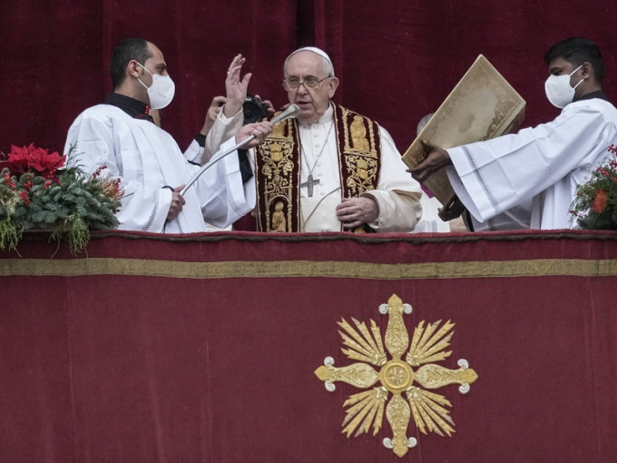 方濟各在梵蒂岡聖伯多祿大教堂的陽台發表聖誕文告。AP