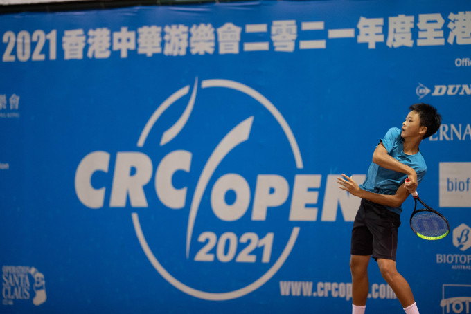 十二歲的Walter越級挑戰香港中華游樂會全港網球公開賽U18男雙、公開組混雙同樣戰至八強。公關圖片