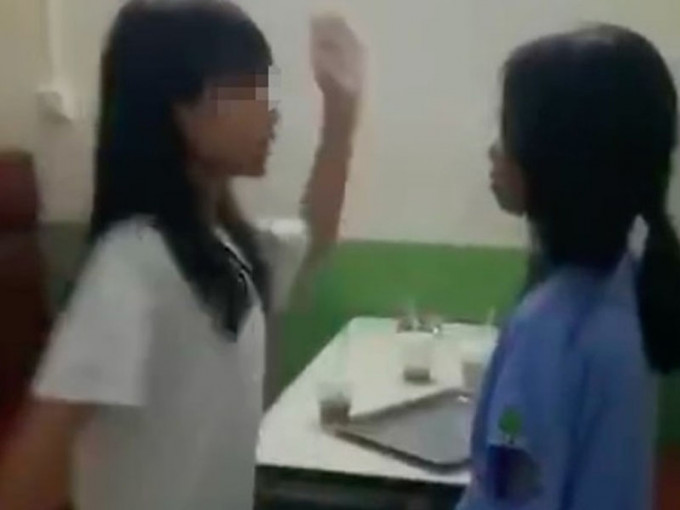 小學女生（藍衫）被打的影片於網上傳播，惹來關注。（網圖）