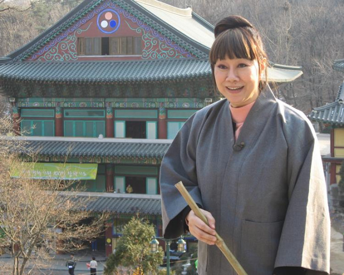 林燕妮在2008年赴韓國拍攝《向世界出發：悟》，無綫安排明日凌晨連播3集節目悼念一代才女。