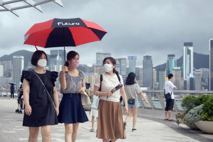 天文台指初时离岸海域及高地间中吹强风。