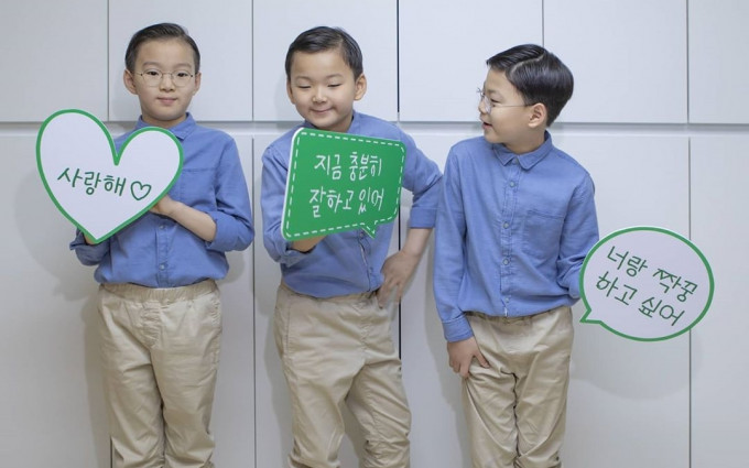 大韩、民国和万岁展示他们的韩文手写字体，三胞胎又长大了。
