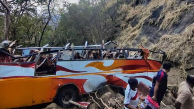 救援人员从损毁严重的巴士残骸内救出伤者。twitter