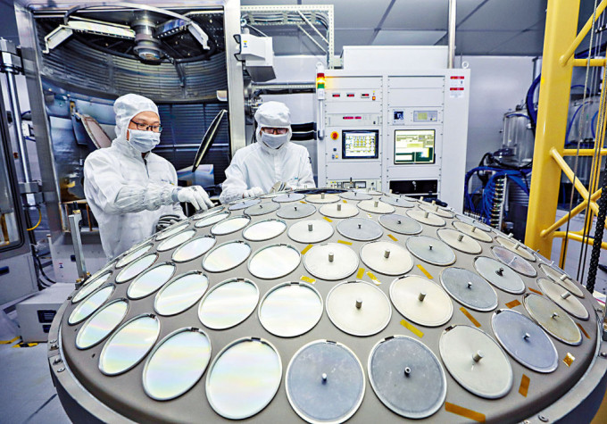 江苏一家公司在生产晶片。