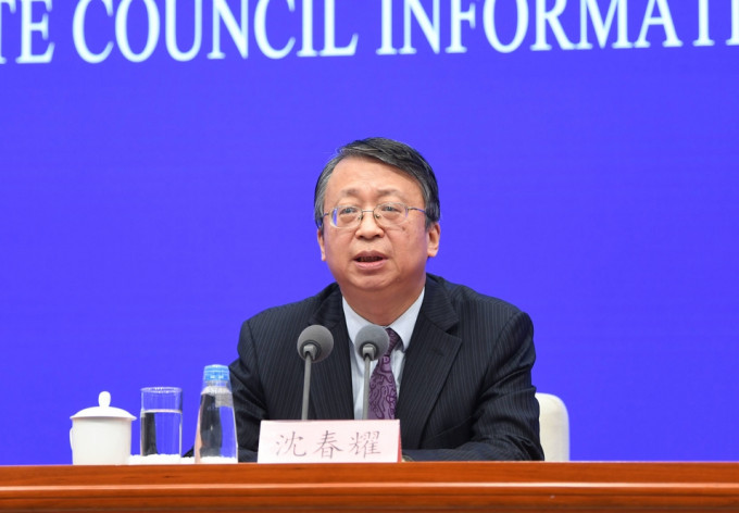 沈春耀表示，「港区国安法」的立法决定及研究起草工作同步进行。新华社