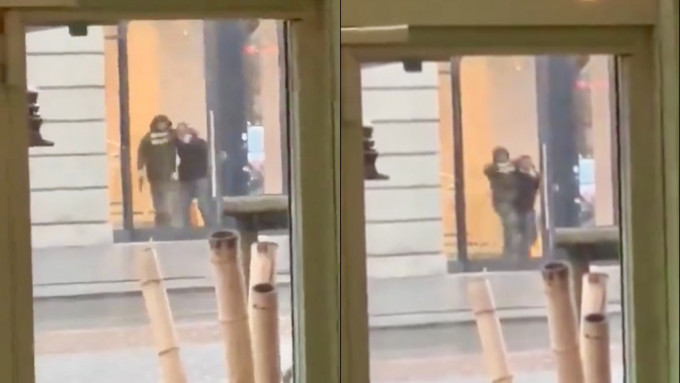 网传影片显示可疑人物手持类似枪的物体，将人质带到窗前，更一度用枪指人质头部。 X