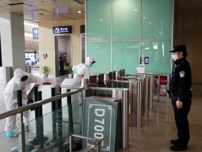 武漢漢口火車站進行消毒清潔，為恢復營運做準備。