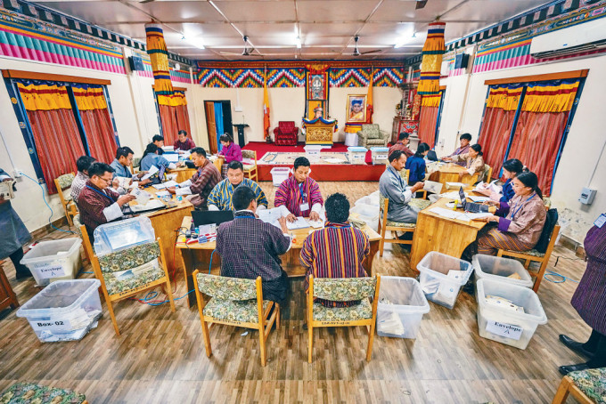 不丹選舉人員周日將郵寄投票分類。