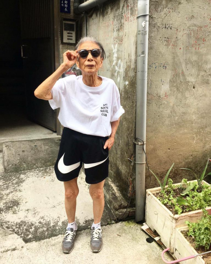 台88歲婆婆潮著運動牌子，網民大讚「比我還潮」。網上圖片