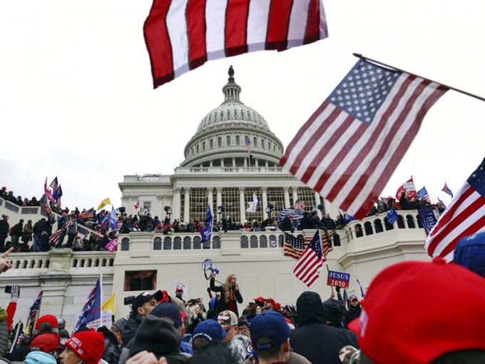 今年初大批支持激进示威者强行冲击国会大楼。AP资料图片