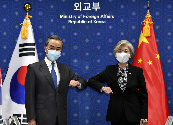 王毅與韓外長康京和在首爾舉行會談。ap圖