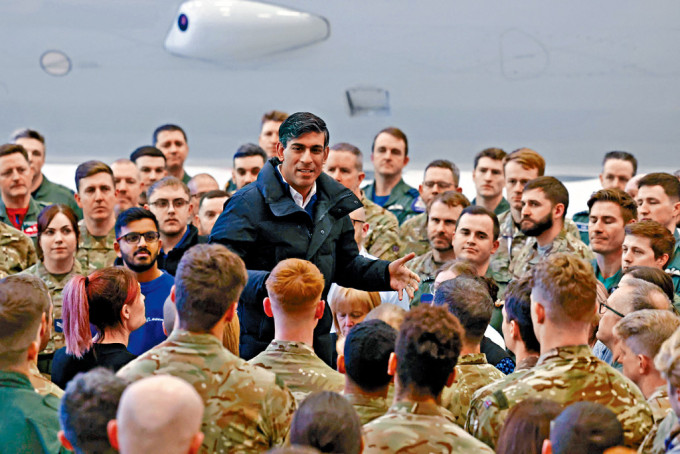 辛偉誠2023年視察蘇格蘭空軍基地，與士兵交談。