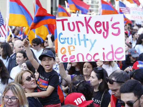 亚美尼亚美国人于4月24日在洛杉矶游行，纪念奥斯曼帝国统治下150万亚美尼亚人的死亡。 AP