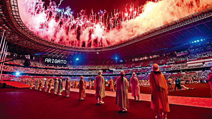 ■东京奥运会昨晚举行闭幕礼，主场馆上空烟花绽放。场馆内ARIGATO字样意谓「谢谢」。