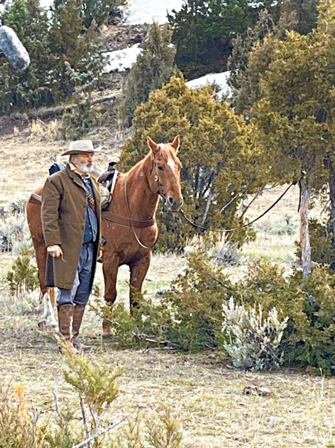 艾力宝云上周五在蒙大拿州再为出事电影《Rust》开工，被拍到站在马匹旁演出。