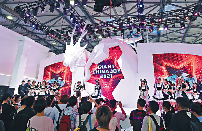 ■ChinaJoy2021開幕，參觀者在巨人網絡展台前觀看演出。