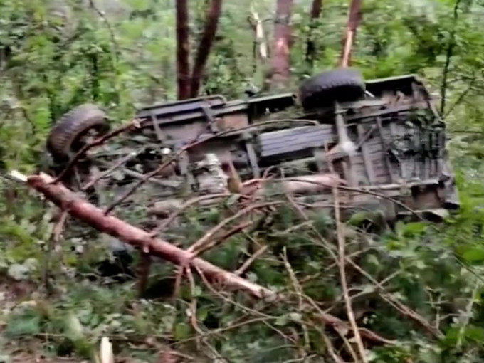 安徽太湖一輛越野貨車墮崖，致12死1傷。