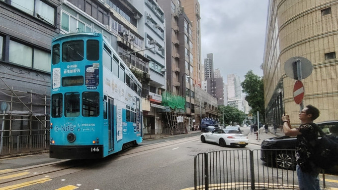 黃泥涌道電車遭私家車撞至出軌 女乘客受傷 跑馬地圈電車暫停。馬路的事討論區FB