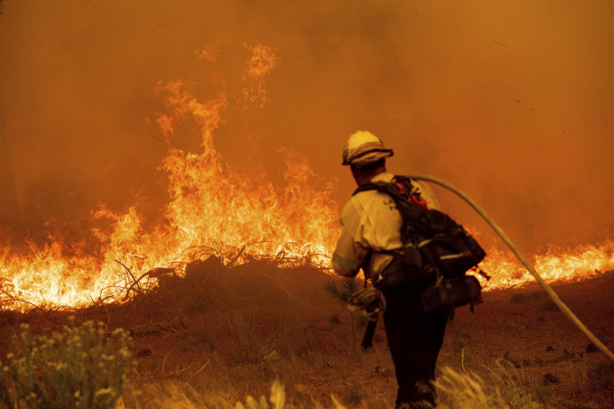 加州卡爾多山火持續，並威脅到鄰近的內華達州。AP圖片