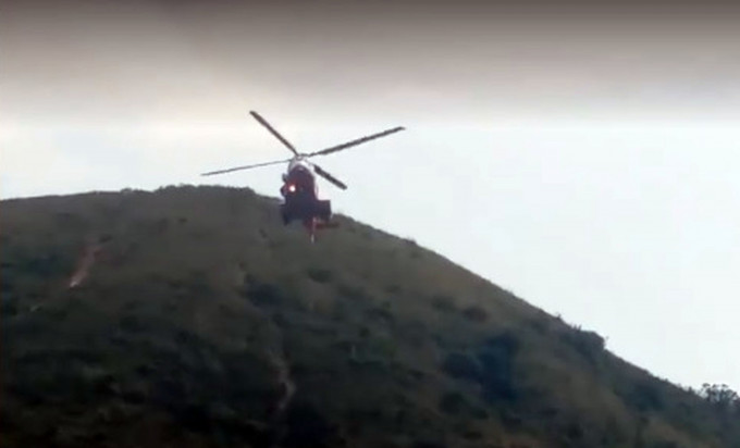 政府飛行服務隊直升機到場救援。網圖