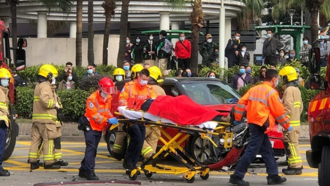 屯门两私家车相撞，其中一名男司机受伤。fb屯门公路塞车关注组Norman Ng图片