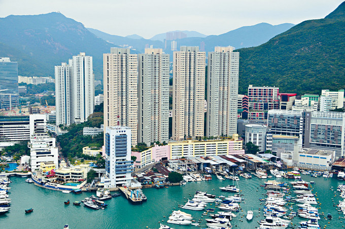 地產界消息透露，香港仔雅濤閣每呎一萬四千八百九十六元易手，膺全港綠表居屋王。