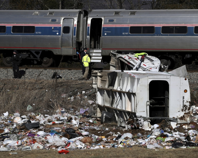 维珍尼亚州今天发生火车撞货车意外。AP