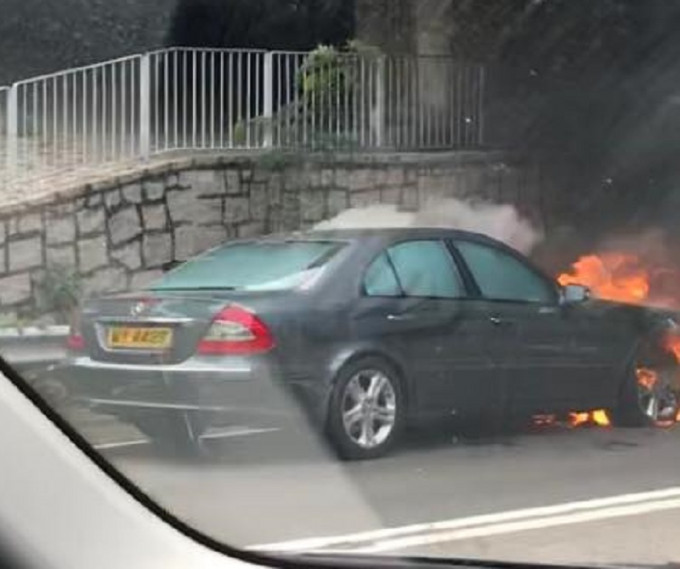 平治房車陷入火海。香港突發事故報料區圖片