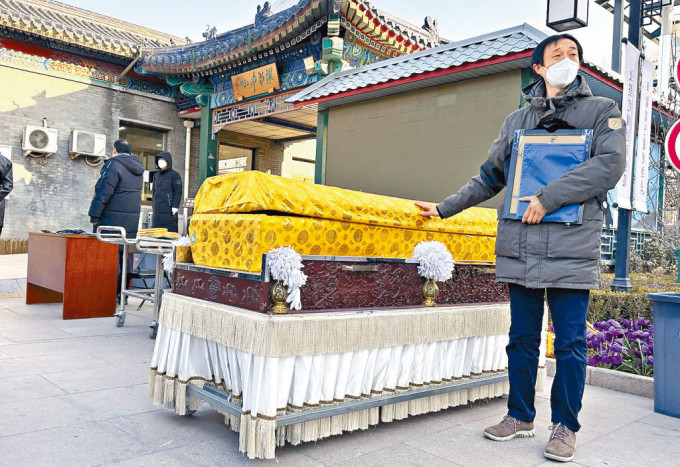 多地殡仪服务出现紧张。图为北京一殡仪馆人员。