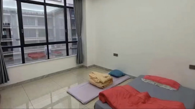 潮州1200元的民宿竟只提供瑜伽墊，要客人打地鋪。 微博