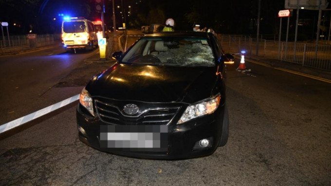 坚尼地城一名男子横过马路遭私家车撞飞。