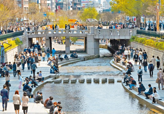 民众上周五带口罩游首尔清溪川。
