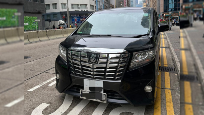白牌车日租2000元游香港 28岁司机遭放蛇警员断正。警方图片