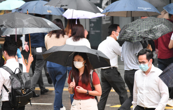 天文台預測，明日(19日)及周四(20日)多雲，間中有狂風大驟雨及雷暴。 資料圖片