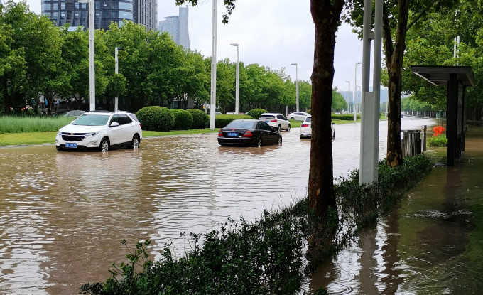 河南连日暴雨，至今33人死亡，8人失踪，超过300万人受灾。网上图片