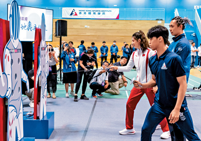 國家隊游泳運動員張雨霏（右三）在體院體驗劍擊。