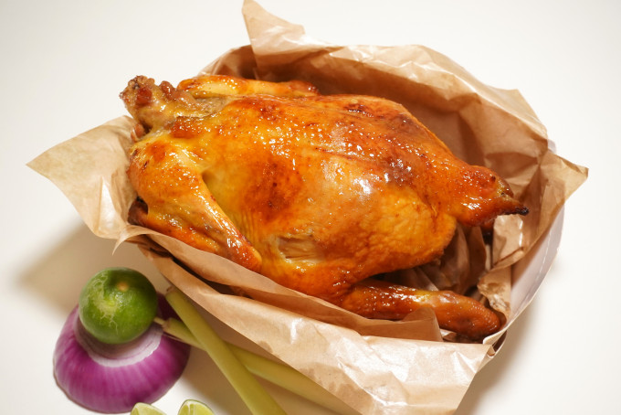 每日每天限量供应24只越式香茅烤鸡，采用本地鸡只以香茅、香料和亚洲香草腌制，并烤至金黄香脆。