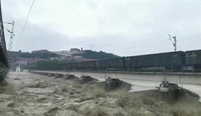 四川涪江8100吨火车被推上涪江大桥， 「重车压梁」应对洪峰。(网图)