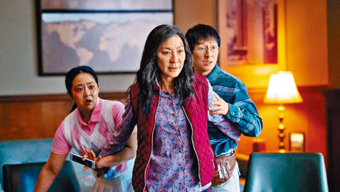 楊紫瓊（中）與關繼威及Stephanie Hsu（左）「一家三口」齊齊獲金像提名。