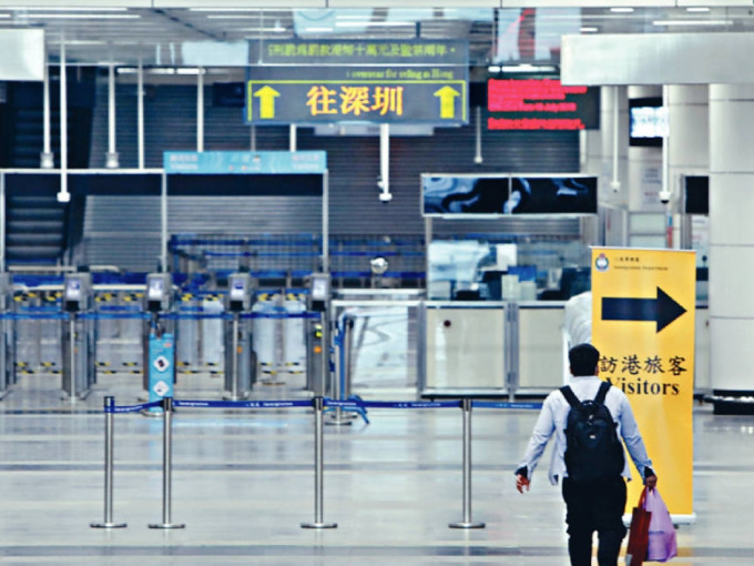 深圳市政府上月底起要求所有入境人士，在市內集中隔離醫學觀察十四天。