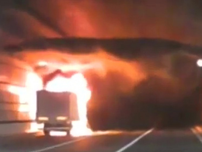 一辆货车在湾岸线的隧道起火，火势猛烈。(网图)