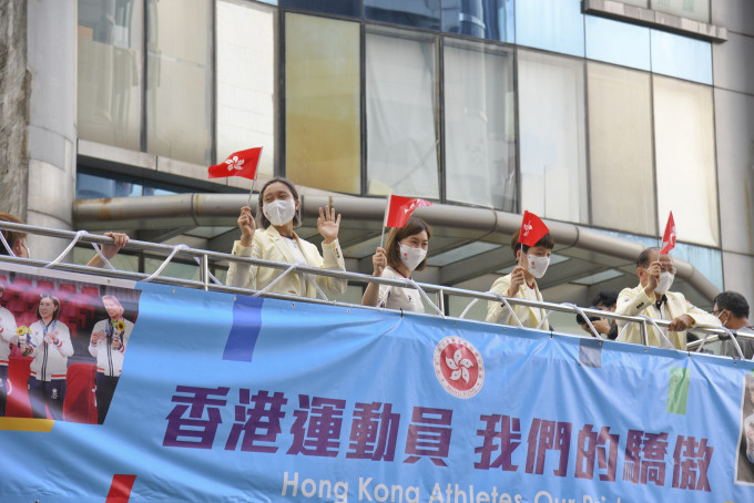 苏慧音(左起)、李皓晴及杜凯琹都有参加巴士胜利巡游。 本报记者摄